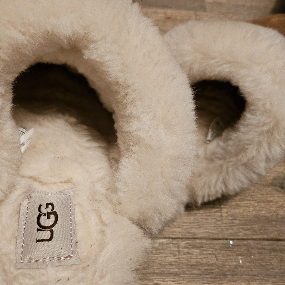 UGGS - Picture 4 of 8